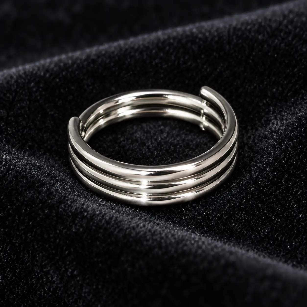 silver-triple-hoop-nose-ring-velvet.jpg پیرسینگ بینی سه حلقه نقرهای روی پارچه مخمل مشکی